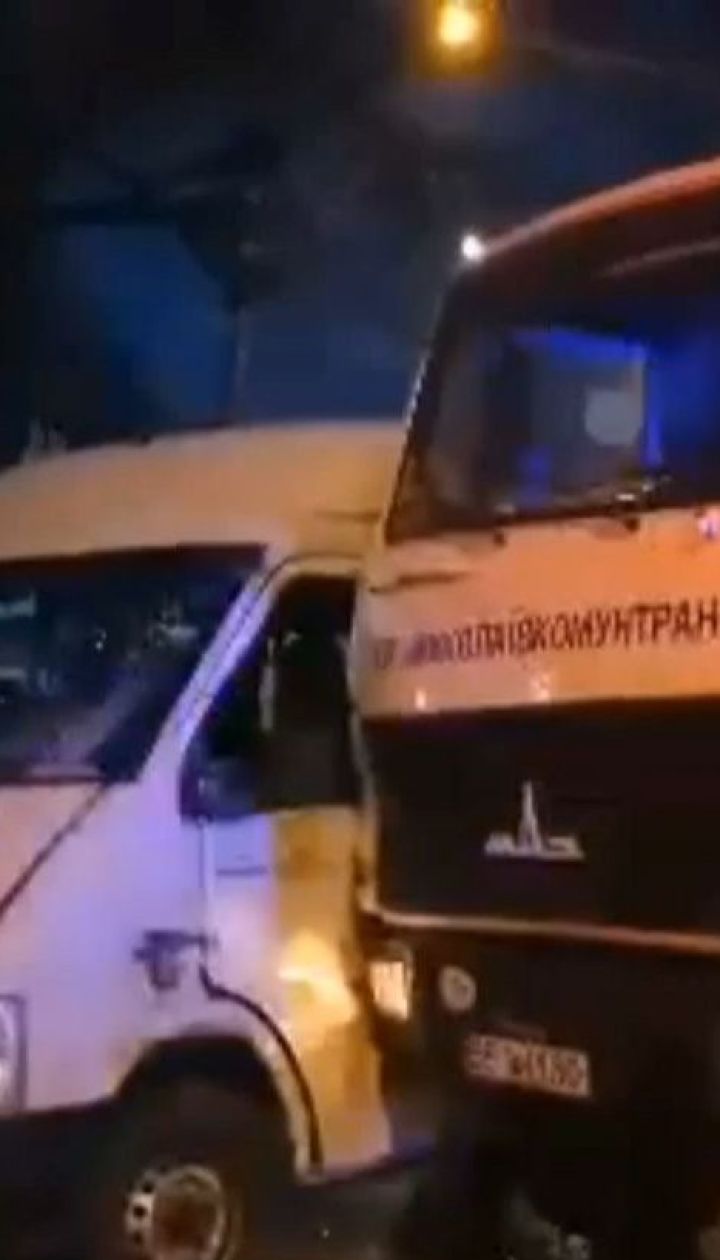В Николаеве маршрутка врезалась в мусоровоз, есть пострадавшие