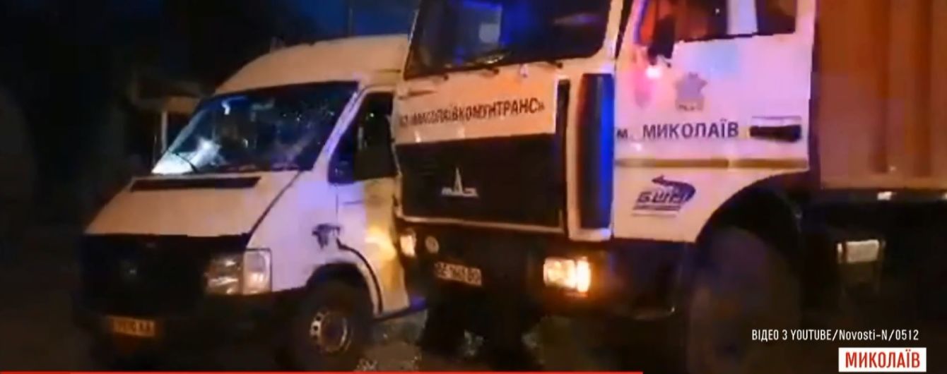 У центрі Миколаєва заповнена людьми маршрутка протаранила сміттєвоз