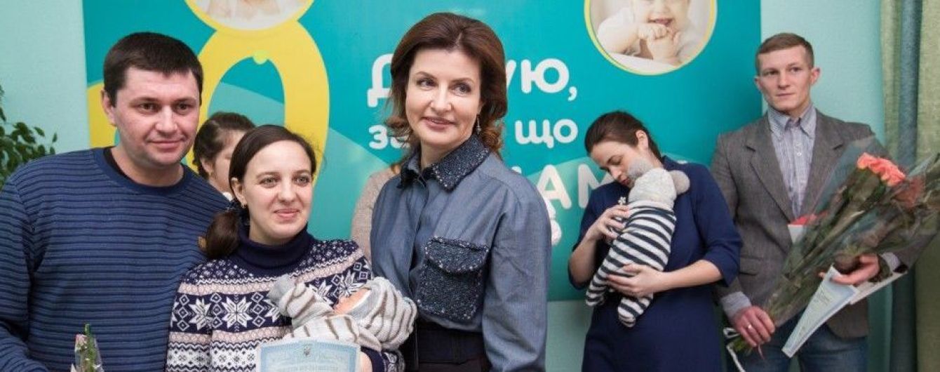 В джинсовой рубашке и юбке-карандаше: Марина Порошенко с рабочим визитом в Сумской области