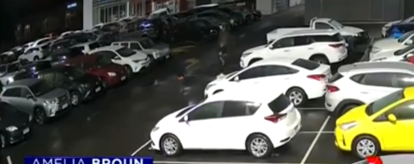 В Австралії підлітки розбили 40 нових Toyota біля автосалону. Відео