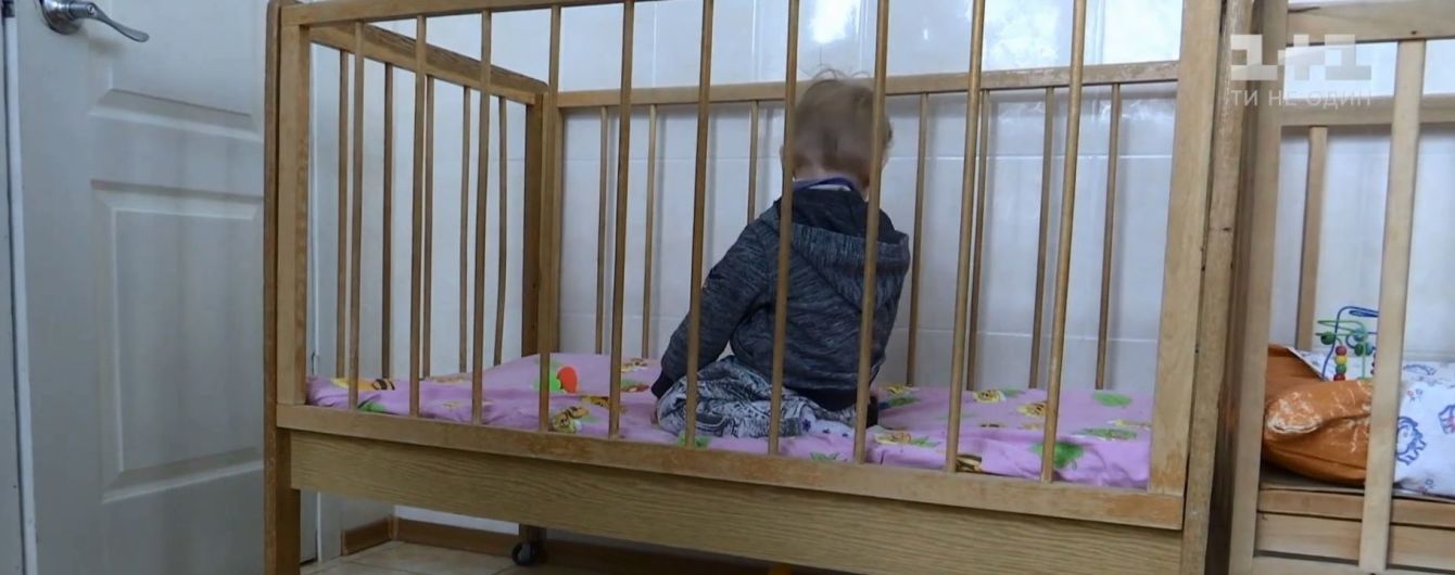 Угрожающая жизни нищета: в Мелитополе голодный годовалый малыш грыз сырую картошку
