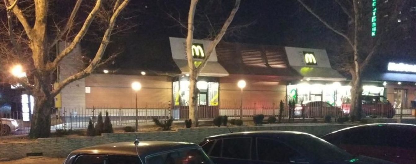 У центрі Миколаєва чоловіки влаштували стрілянину у черзі до McDonalds
