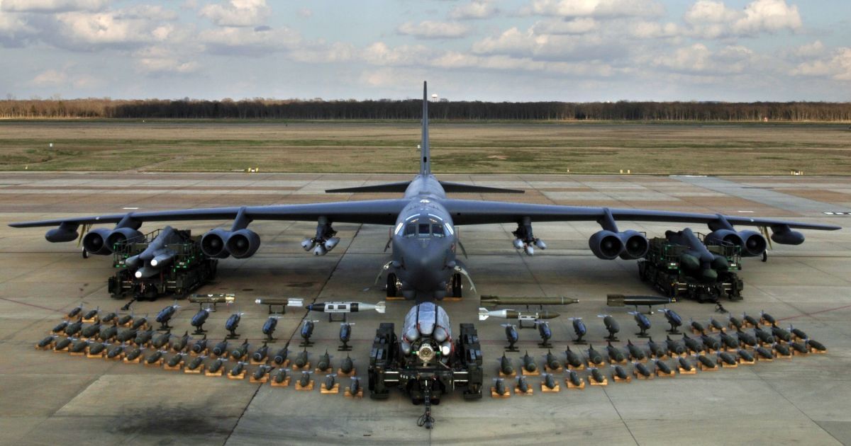 США перебросили на Ближний Восток стратегические бомбардировщики: названа причина