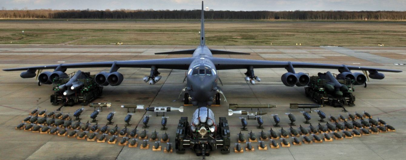 США перебросили в Европу "ядерные" бомбардировщики B-52H Stratofortress