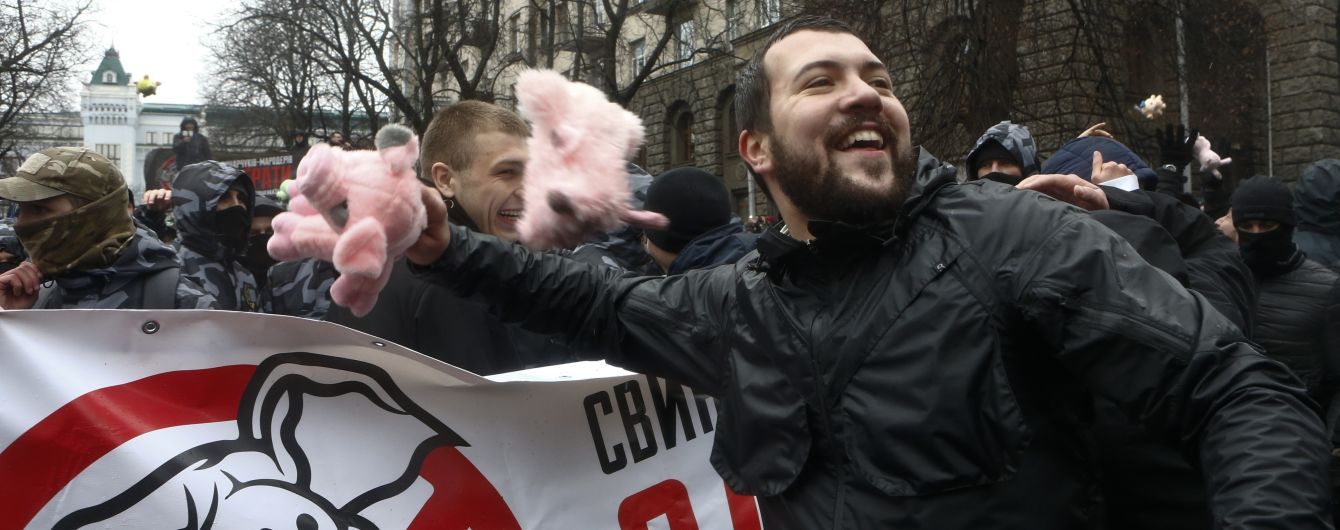 Коррупционный скандал в "Укроборонпроме": "Нацкорпус" митинговал под СБУ, ГПУ, МВД и Администрацией президента