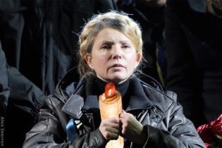 Вместо Louis Vuitton. Сеть шутит с Тимошенко, которая ходила заправкой с хот-догом
