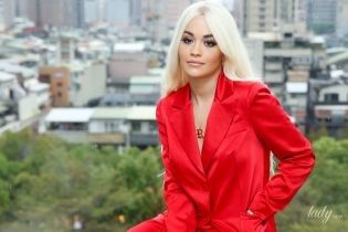 Така яскрава: Ріта Ора прийшла на зустріч в стильному червоному костюмі