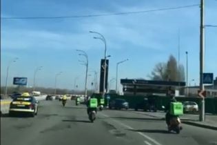 Гонку кур'єрів UberEats і Glovo! на скутерах зняли посеред Києва