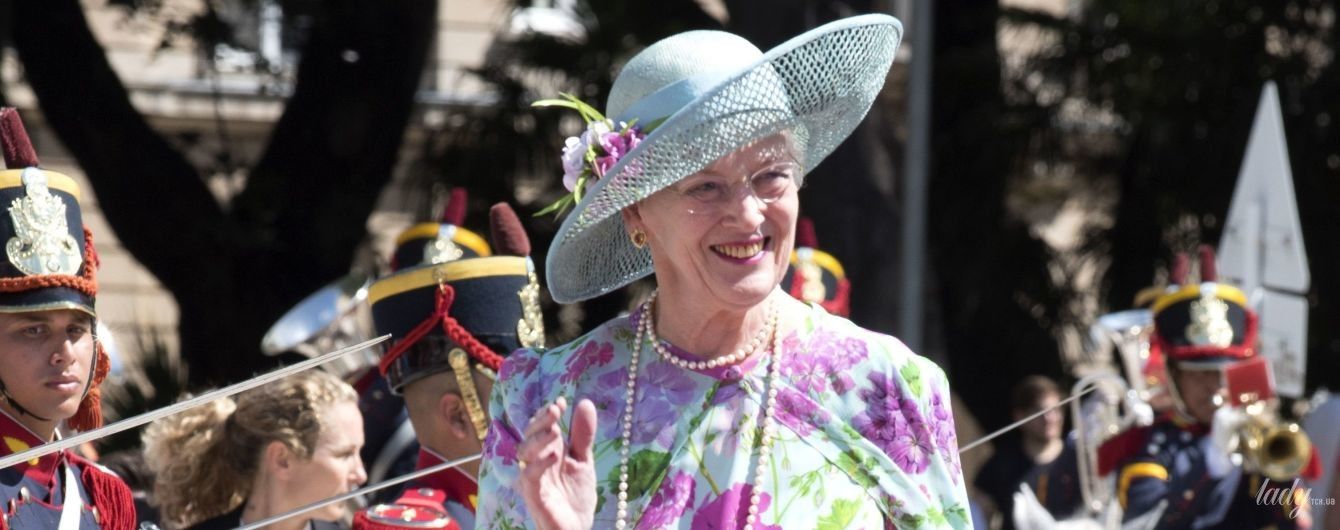 В цветочном платье и шляпе: 78-летняя королева Маргрете II прошла по красной дорожке