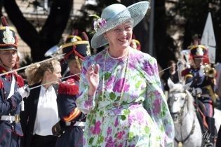 У "квітковій" сукні та капелюсі: 78-річна королева Маргрете II пройшлася червоною доріжкою