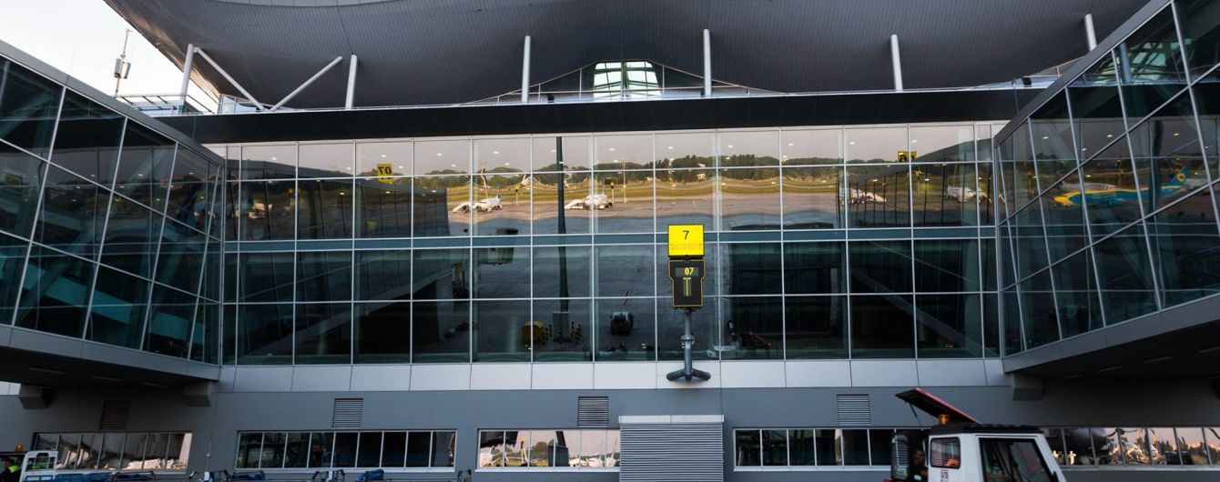 "78 камер у штанях". В аеропорту "Бориспіль" українець намагався провезти під одягом 26 останніх айфонів