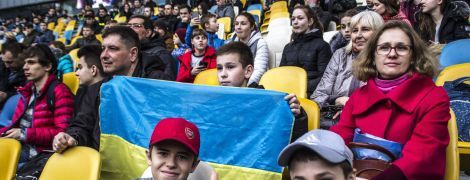 Шевченко пограв у футбол із безногим хлопчиком, а дітлахи на трибунах набивали кульки