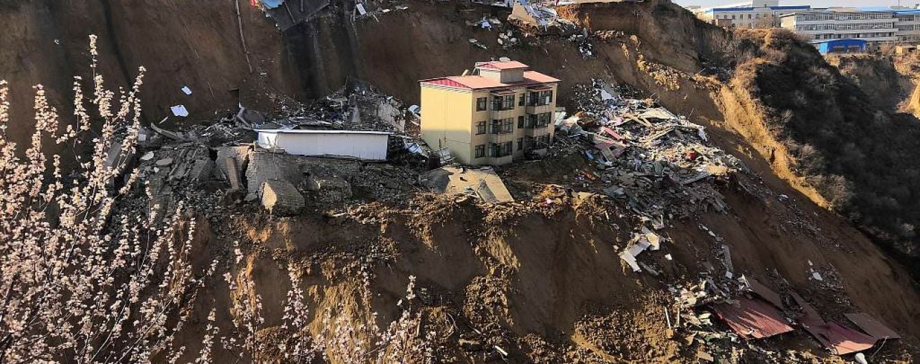 Оползень в Китае унес жизни людей и уничтожил часть поселка