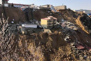 Мощный оползень в Камеруне унес жизни 42 человек, из них 26 дети