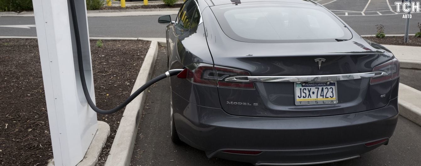 Водитель Toyota неожиданно самым лучшим образом прорекламировал Tesla. Видео