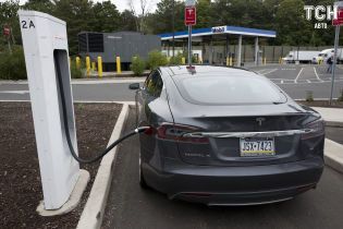 Водитель Toyota неожиданно самым лучшим образом прорекламировал Tesla. Видео