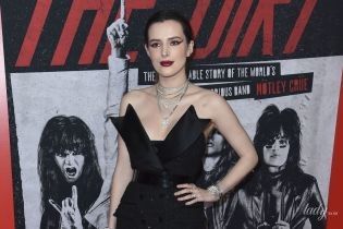 С ярким макияжем и двумя часами: эпатажная Белла Торн на премьере фильма