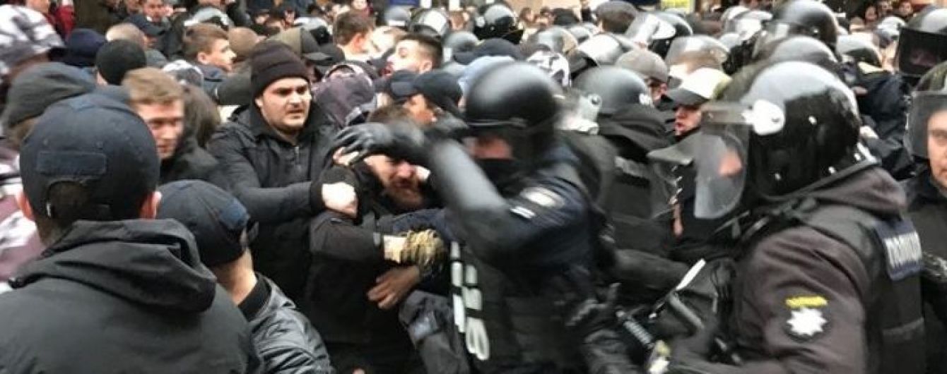 Чергові заворушення на мітингу Порошенка: в Івано-Франківську "Нацдружини" побилися з поліцією