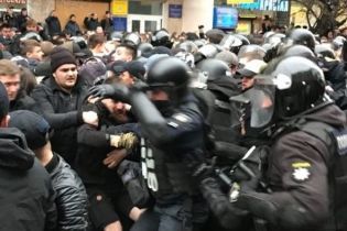 Чергові заворушення на мітингу Порошенка: в Івано-Франківську "Нацдружини" побилися з поліцією