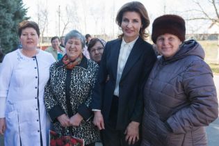 В строгом костюме и на шпильках: Марина Порошенко отправилась в рабочую поездку