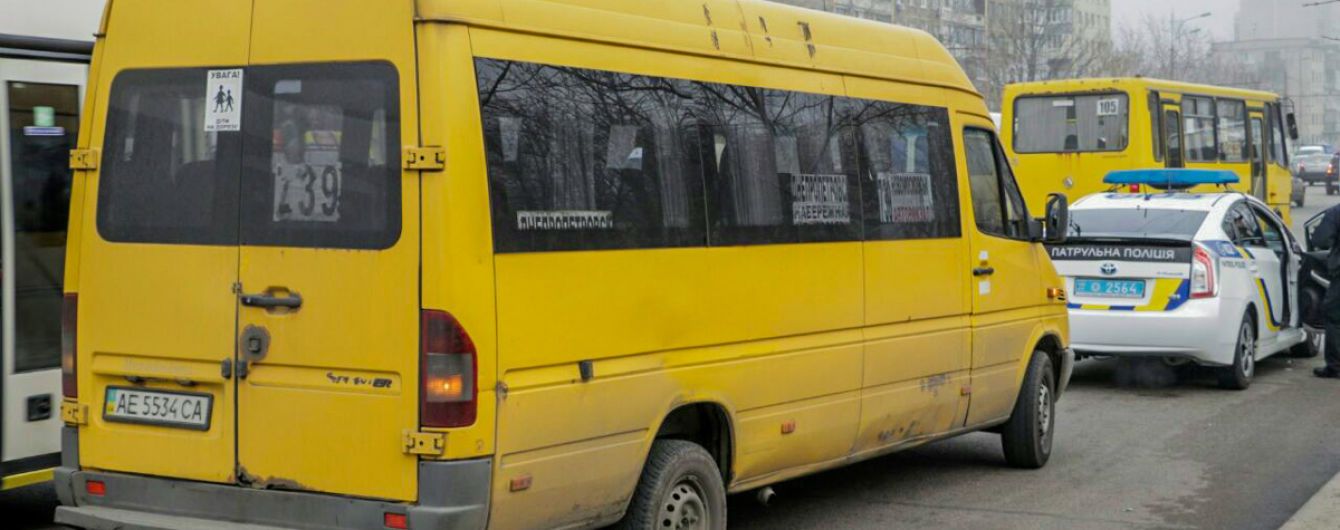 У Дніпрі зіткнулися скутер і маршрутка. Водій потрапив до лікарні