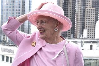 Случается и с королевами: Маргрете II вышла в свет в розовом мятом платье