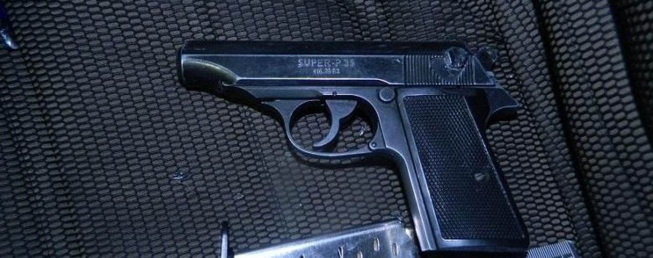 В Киеве на Оболони задержали вооруженного мужчину