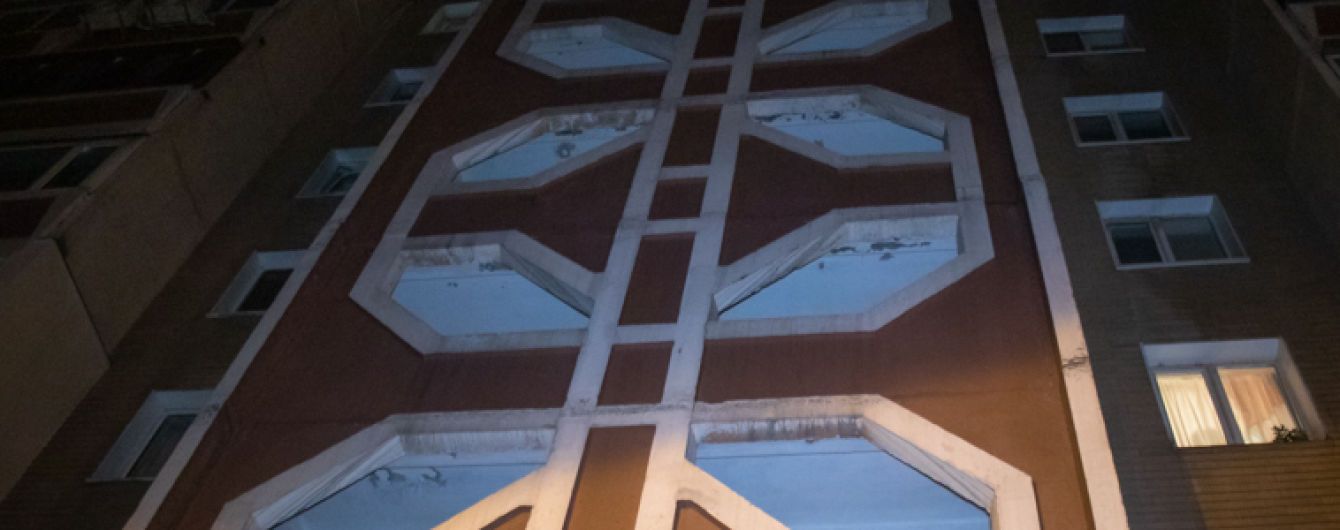 В Києві горе-екстремал стрибнув з 30 поверху та завис на ліхтарному стовпі