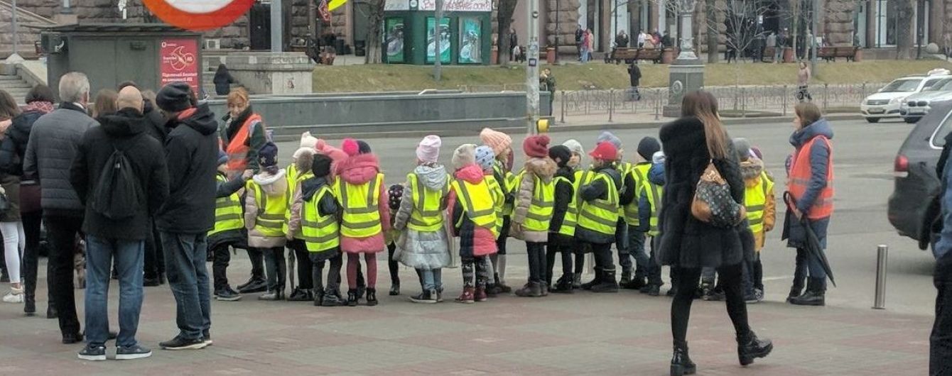 Сеть растрогали малыши в жилетах безопасности на переходе в Киеве