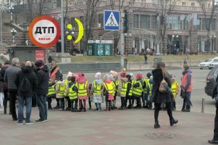 Мережу розчулила малеча у жилетах безпеки на переході у Києві