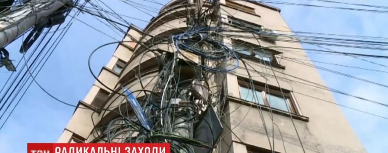 В Румынии мэр перерезал уличные провода и оставил полгорода без света и Интернета