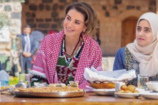 В платье с яркой вышивкой и с куфией: новый образ королевы Рании