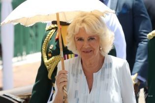 В белой тунике и с зонтиком: герцогиня Корнуольская Камилла все еще на Барбадосе