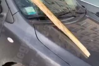 В Киеве сильный ветер сдул с недостроя доски, которые избили автомобили и травмировали человека
