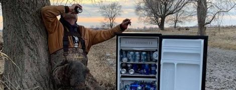Американці натрапили посеред поля на забитий пивом холодильник і нарекли його святим