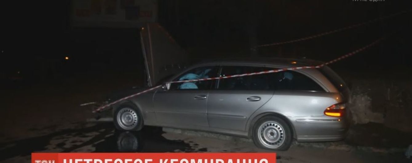 В Ровно пьяный водитель со своими пассажирами, убегая от копов, врезался в бетонную стену