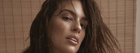 Розкута модель plus-size Ешлі Грем у спідньому постала у сміливих позах