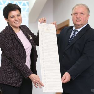 У ЦВК показали 80-сантиметровий бюлетень для виборів президента України