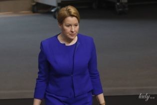В синем наряде и с чемоданом: министр по делам семьи Германии на заседании парламента