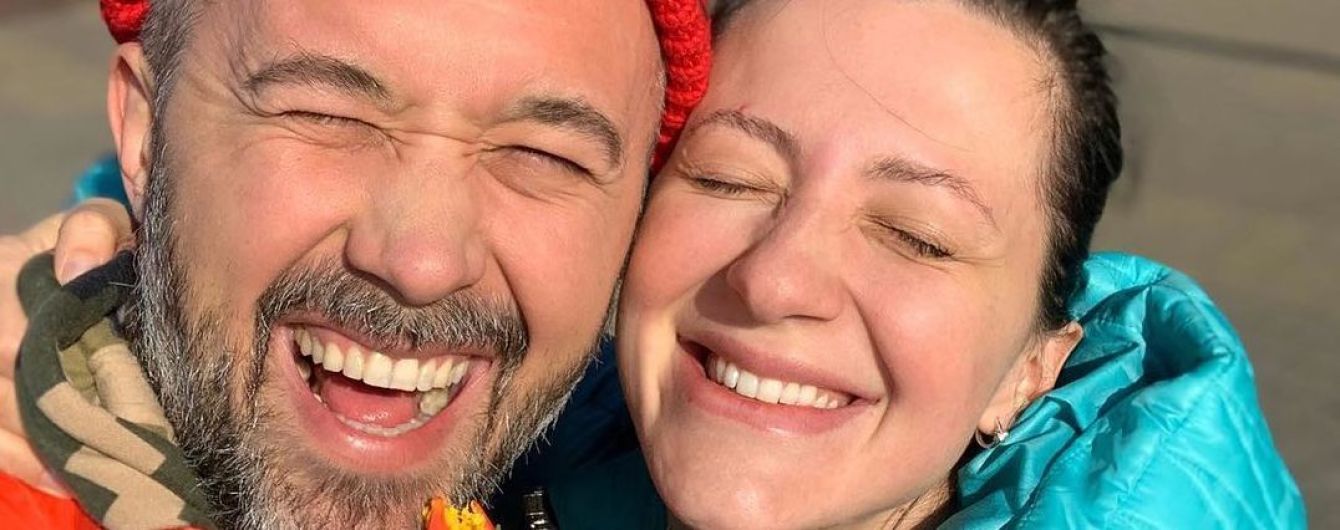 Высший пилотаж доверия: Сергей Бабкин поднял беременную жену в воздух