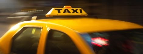 У Китаї таксист таємно фільмував жінок нижче пояса у своїй машині