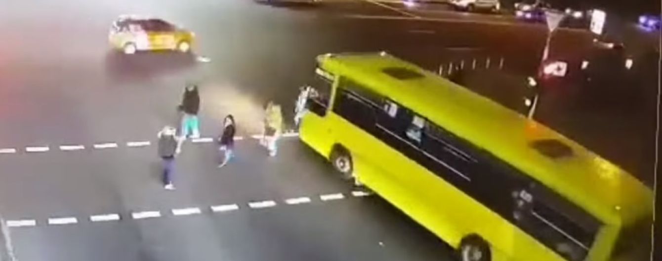 Момент страшної ДТП на Дорогожичах потрапив на камери спостереження