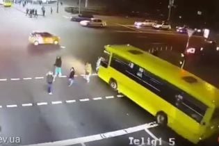 Момент страшної ДТП на Дорогожичах потрапив на камери спостереження