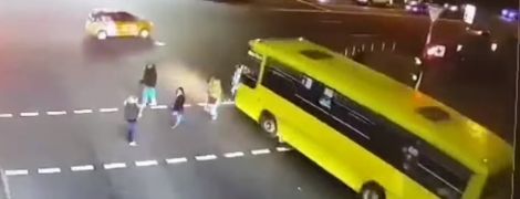 Момент страшної ДТП на Дорогожичах потрапив на камери спостереження