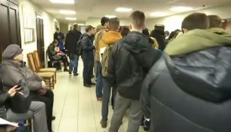 Ажіотаж у ЦНАП: виборці кинулись шукати себе у списках та змінювати місце голосування