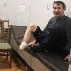 На Сумщині госпіталізували чоловіка, який кухонним ножем ампутував собі ступню і викинув на вулицю