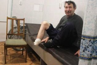 На Сумщине госпитализировали мужчину, который кухонным ножом ампутировал себе ступню и выбросил на улицу