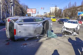 В Киеве Peugeot протаранил другого "француза", опрокинув его на бок: пострадали трое людей
