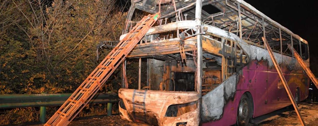 В Китае в туристическом автобусе заживо сгорели 26 человек