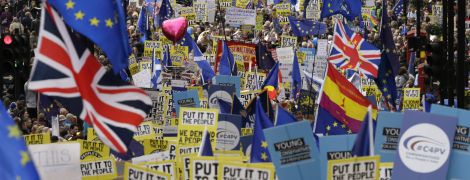Сотні тисяч британців на вулицях Лондона вимагають переглянути рішення про Brexit